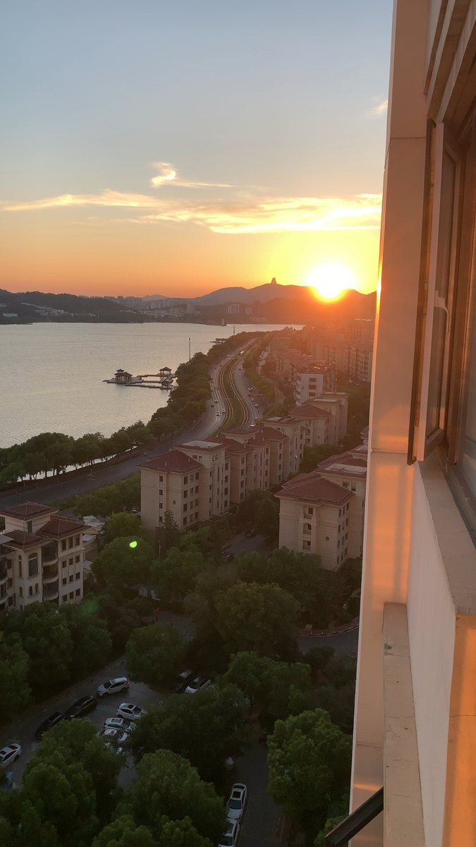 noahjohnsales's tweet photo. Just caught the sunset through my window—tiny golden rays fixed my scattered, tired mood. Today’s not perfect, but it’s soft, and that’s enough. https://t.co/UdqwH5xEau