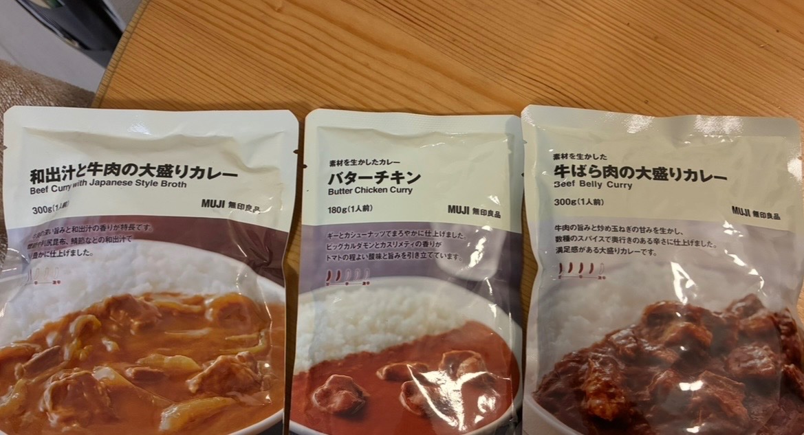 DJKOU52590523's tweet photo. 今日のランチは無印カレー3種から🍛
どれも美味しいんで、毎回迷いますね😋
さて、今日はどれにしよう🤔 https://t.co/CxY6yN9p3Y