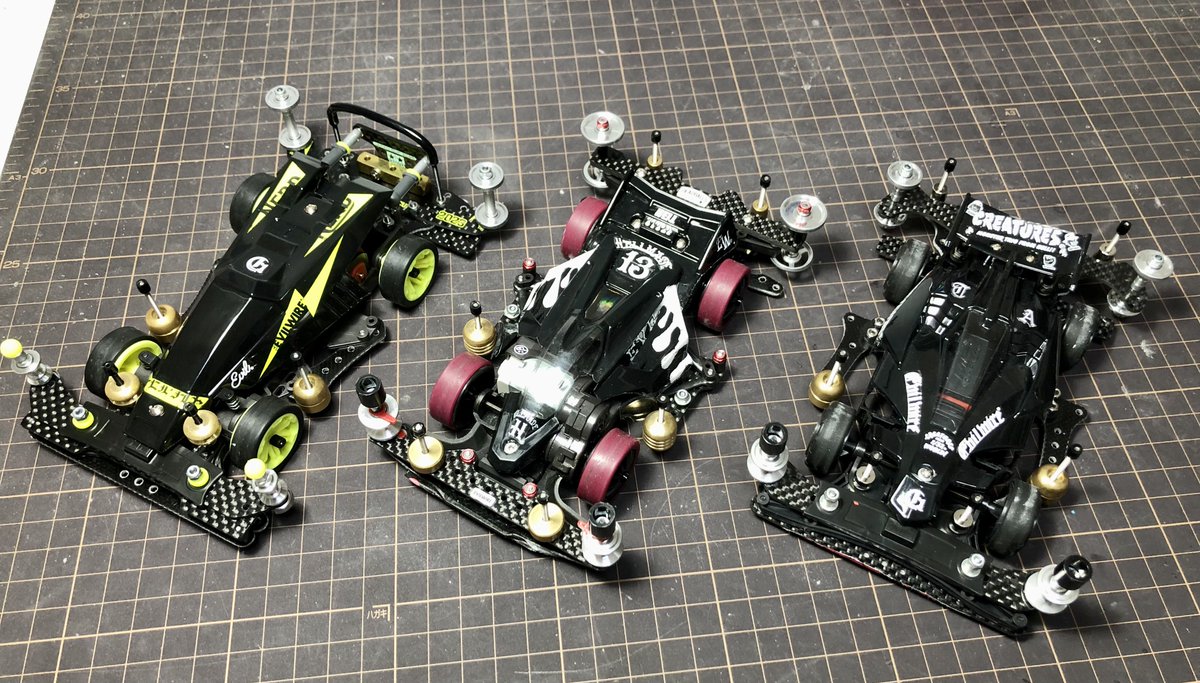 asahi4x4's tweet photo. 6月から復帰して組んだストッククラス仕様各車(右から組んだ順でME→SFM→VZ)は基本色黒ベースでevilwireステッカーチューンで合計3台！
ひとまず「近場のコースで走らせて完走出来るように」を毎回目指してやってるのだけど次は速さを求めようか他のシャーシを組んでみようか悩み中🫠 https://t.co/iBr1uwJYsV