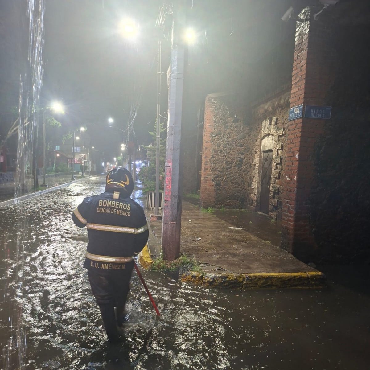 JefeVulcanoCova's tweet photo. Comparto los servicios por lluvias que hemos atendido hoy:

21 Árboles caídos
  1 Poste caído
  7 Encharcamientos
  3 Cortocircuitos

Recordamos a la población que pueden solicitar nuestro apoyo llamando al 911 o a su Estación de Bomberos más cercana en caso de una emergencia.

@ClaraBrugadaM