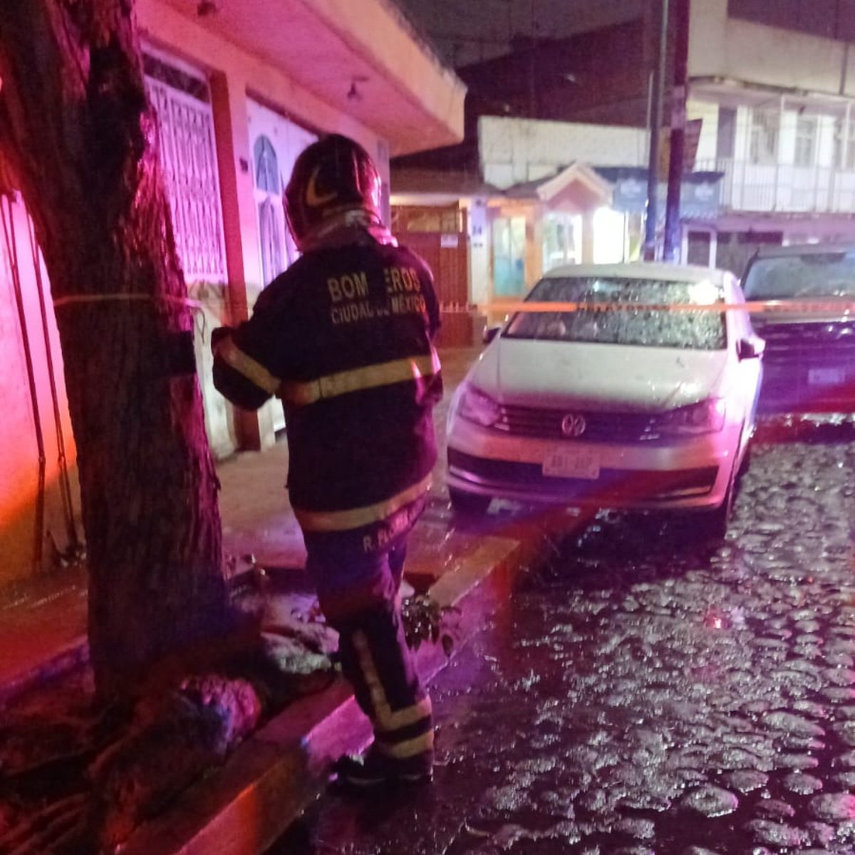 JefeVulcanoCova's tweet photo. Comparto los servicios por lluvias que hemos atendido hoy:

21 Árboles caídos
  1 Poste caído
  7 Encharcamientos
  3 Cortocircuitos

Recordamos a la población que pueden solicitar nuestro apoyo llamando al 911 o a su Estación de Bomberos más cercana en caso de una emergencia.

@ClaraBrugadaM