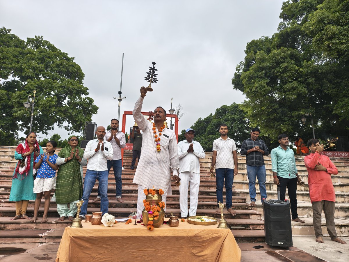 avinssindia's tweet photo. आज प्रातःकाल श्री सूर्यदेव जी की 675वी भव्य मंगला आरती संपन्न हुई।
जिसमें मुख्य अतिथि के रूप में अयोध्या के वरिष्ठ समाजसेवी श्री देवी दीन त्यागी जी का आगमन हुआ।।
आप सभी श्रद्धालुओं की सभी मनोकामना पूर्ण हो।।।
🚩ॐ सूर्याय नमः।।।🚩
अध्यक्ष अविनाश तिवारी 9151203008 https://t.co/fYXtD3ZXoi