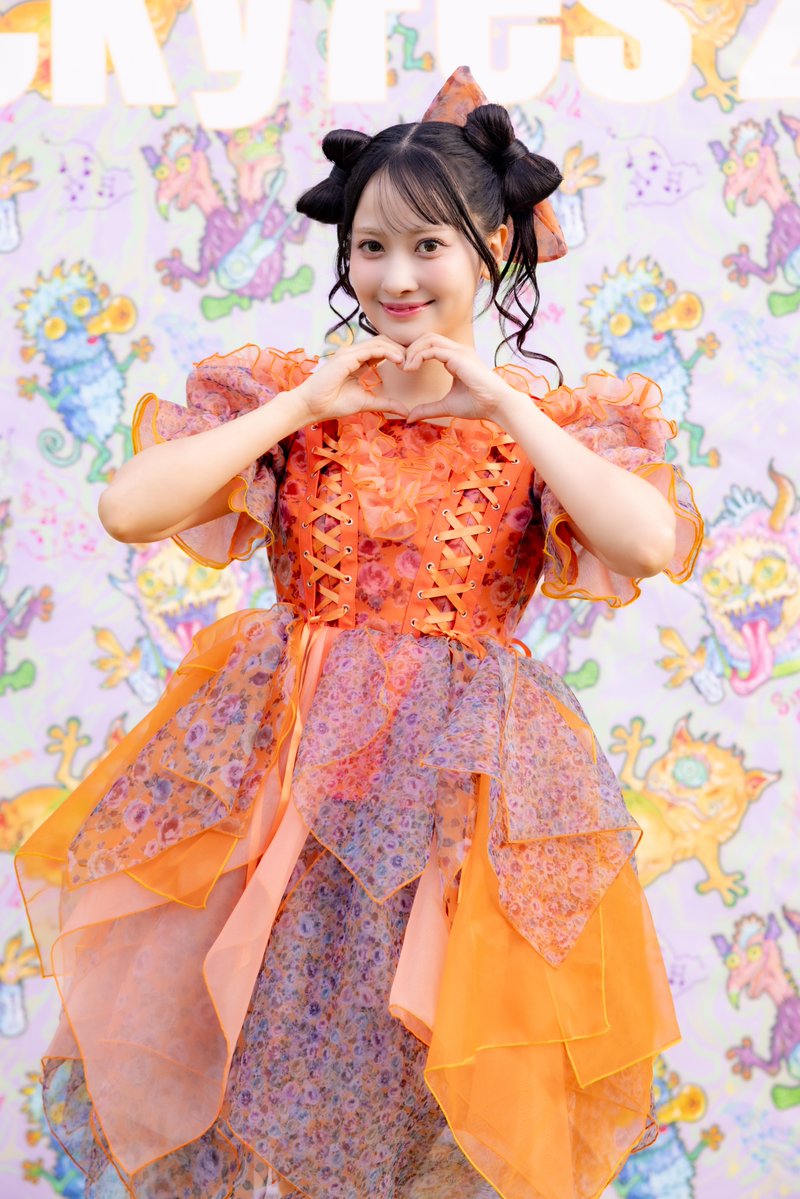 SWEET_STEADY's tweet photo. 《✨🌹サマーエレガント衣装🌹✨》

🧡・┈┈・🌹・┈┈・🧡・┈┈・🌹

　　　庄司なぎさ(Nagisa Shoji）
　　　　　@nagisa_ss1029 

🧡・┈┈・🌹・┈┈・🧡・┈┈・🌹

Costume Supervision: Miki Aizawa
Costume Design: Kazuto Suzuki
KAWAII LAB. Producer：Misa Kimura

⟡.· ⎯⎯⎯⎯⎯⎯⎯⎯⎯⎯⎯ ⟡.·
▼8/23アリーナ単独ライブ💫
https://t.co/nq9q4GwYQw

▼「THE FIRST TAKE」みる💓
https://t.co/3NPtL0Itoa

＃SWEETSTEADY
＃すいすて