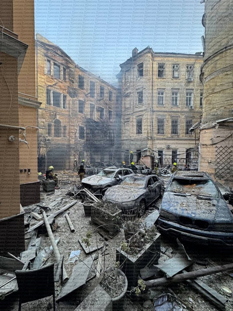UaArtem's tweet photo. Ранок - хуянок без світла і води. Перспективи туманні та хєрові. Руйнування в центрі, 6 постраждалих.
Видно в Криму уражати пускові балістики Зеленський команду не дав. https://t.co/Mqrx1I8YPM
