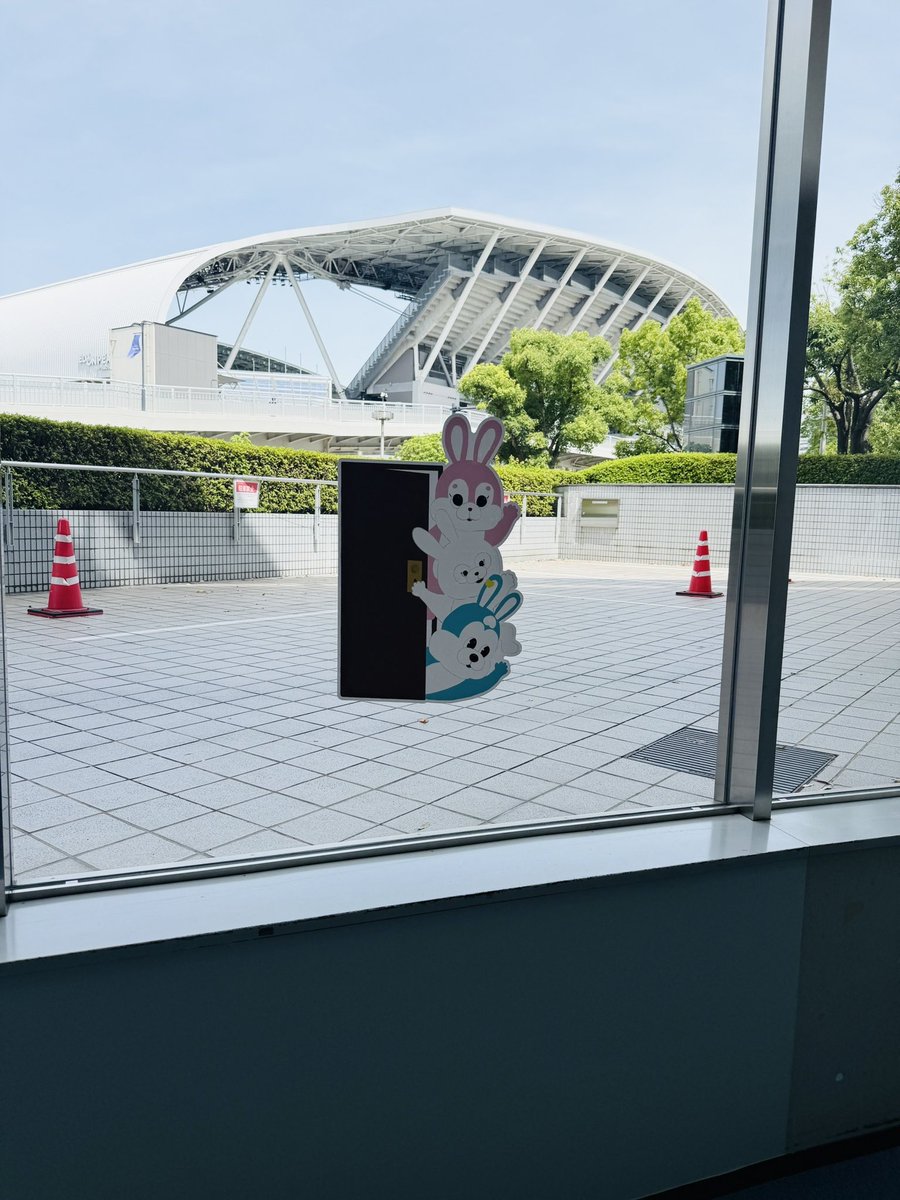 sakurazaka46's tweet photo. 🐰🐰🐰 in 広島グリーンアリーナ

寂しいから、会いに来てね

#さがして櫻坂うさぎ #櫻坂46
#櫻坂46_Whatslonesome https://t.co/Fil983DfpY
