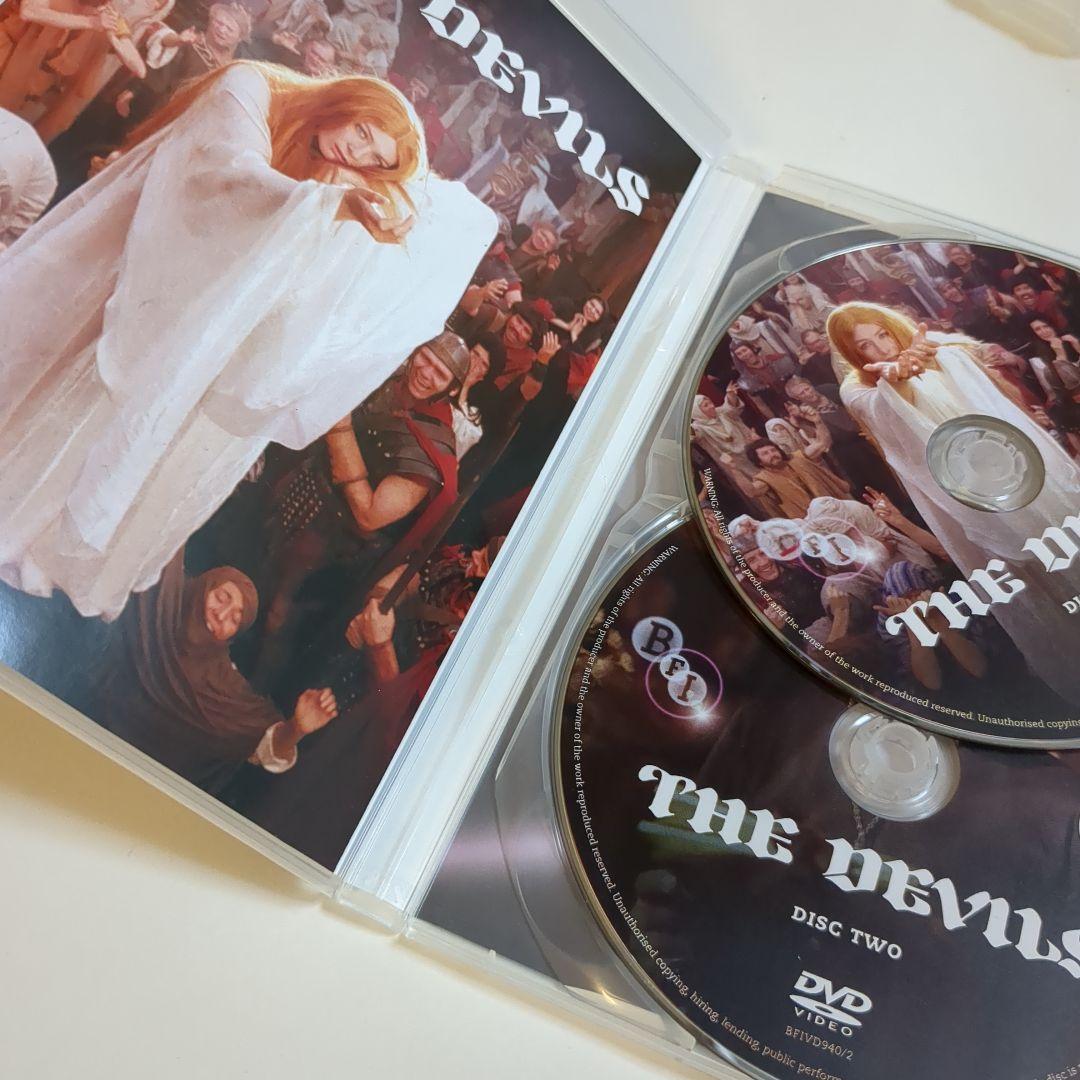 ayasesmovie's tweet photo. 『肉体の悪魔』1971年
ケン・ラッセル監督

伝説の問題作！その過激さゆえに長年上映禁止
になったりしていた作品です😖

でもあまりにもうつくしくかっこいい映像表現が
クローネンバーグやテリー・ギリアムやギレルモ・デル・トロといった
名だたるクリエイターからの大きな
支持を受けていました🧐

17世紀の「ルーダンの悪魔憑き事件」という
出来事を描いた実話ベースの映画なんですが
タブーをしかも過剰に描いてしまったんですね😳

『The Devils』が原題ですが日本では
『肉体の悪魔』のタイトルがついています
なぜこのタイトルにしてしまったのか
『肉体の悪魔』と言えば
他にもっと有名なラディゲ原作の作品があって
何度もリメイクされているのに😇

とにかくやっと観られるようになって
ありがたいかぎりです🥹