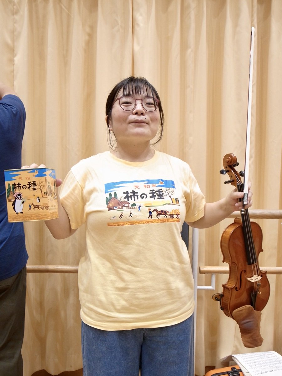 BellOfElmSO's tweet photo. 夏らしく🎆昨日の練習は団員指揮で全曲を演奏しました♪

コルンゴルトではコンマスがソロを代奏✨レハールでは曲をより愉しめる指揮♪ 才能豊かな団員たちです。
Tシャツも夏らしく、長岡の花火や柿の種😆

ホルンは今回も見学の方にお越しいただきました🙇‍♀️

#弦楽器 の #団員募集 しています！ https://t.co/J6oOuDvuzL