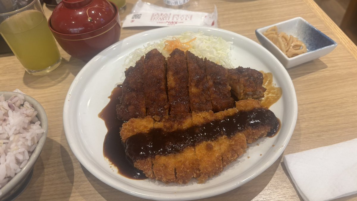 erena_dqx's tweet photo. 名古屋に行ったよ！
矢場とん食べてお散歩してたら、GTO？って言うドラマのイベントショップあったー！ https://t.co/dbBZWdxo8R