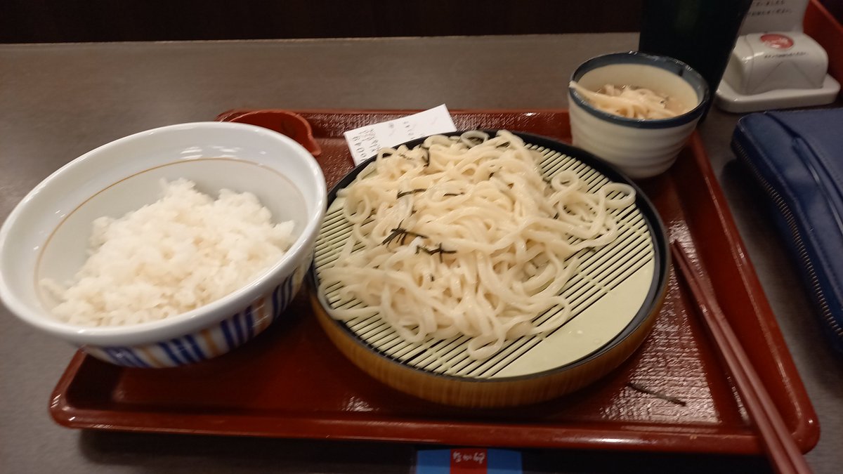 new_shiphone's tweet photo. 橋本駅前のなか卯
従業員が何も喋んないわ水出さねえわ
もう二度と行かねえわ死ね https://t.co/jumbhhZDvF