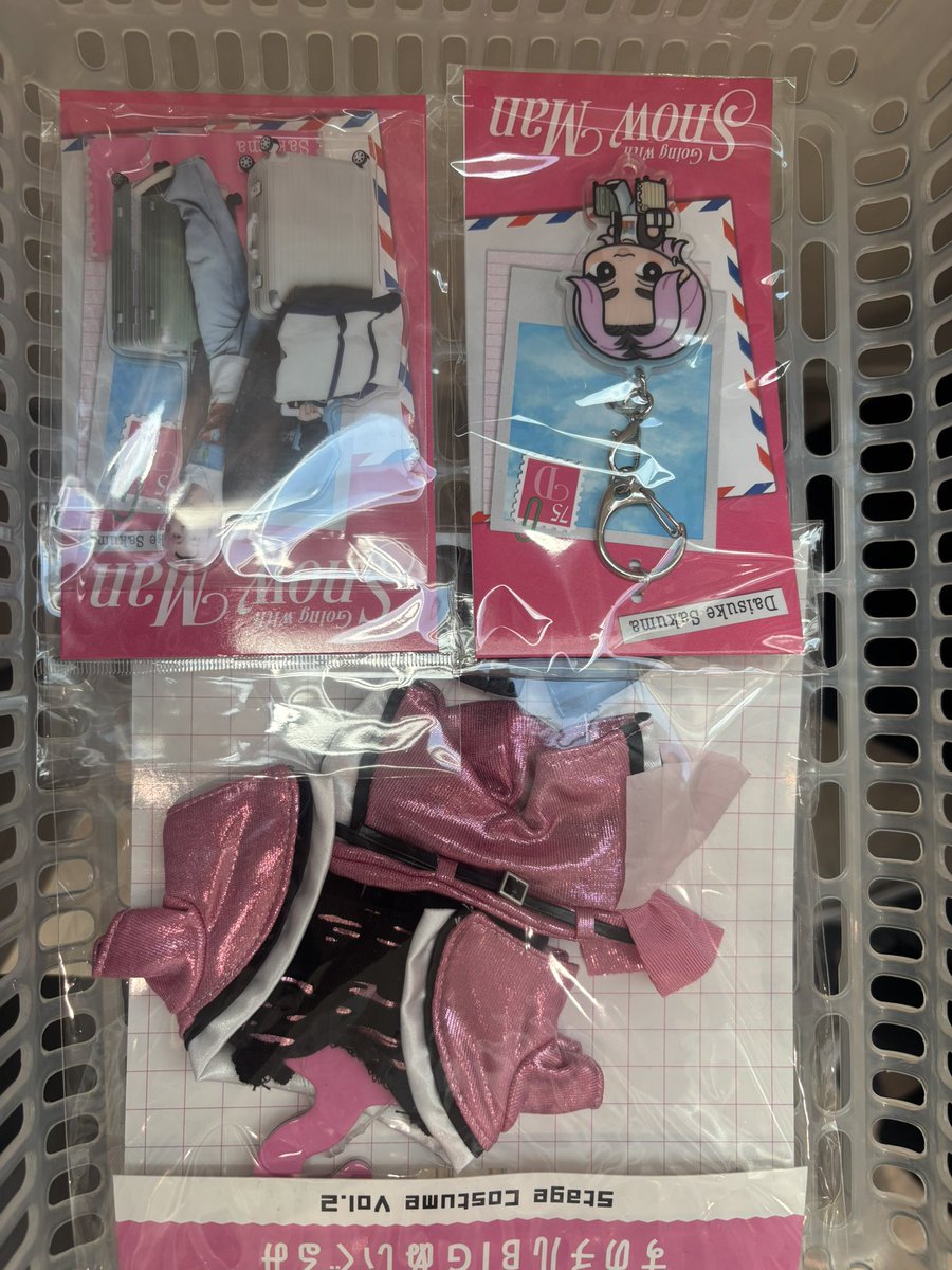 ruru_mellow's tweet photo. さっくん荷物多！！🤣
やっと渋谷きてスノのグッズ買えた🫶
今日らしょっぴーが売れてる💙

 #佐久間大介 https://t.co/QPzUMvVpug