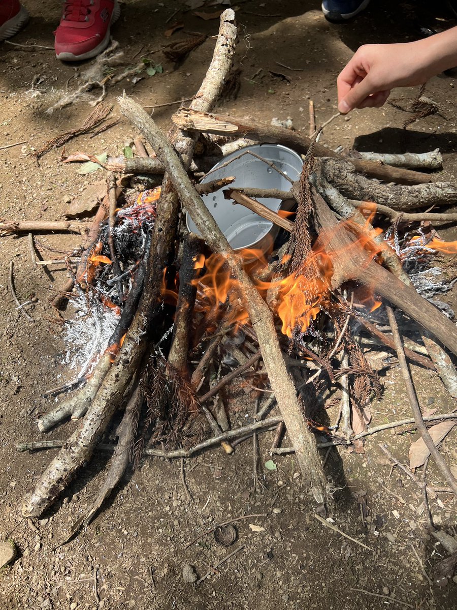 Kids_Bushcraft's tweet photo. サバイバルバルクエスト-火おこし-の様子。

チームで薪を集め、その薪で焚き火を作り、1早くお湯を沸かしたチームの勝ち！ https://t.co/IzKI8s3Drl