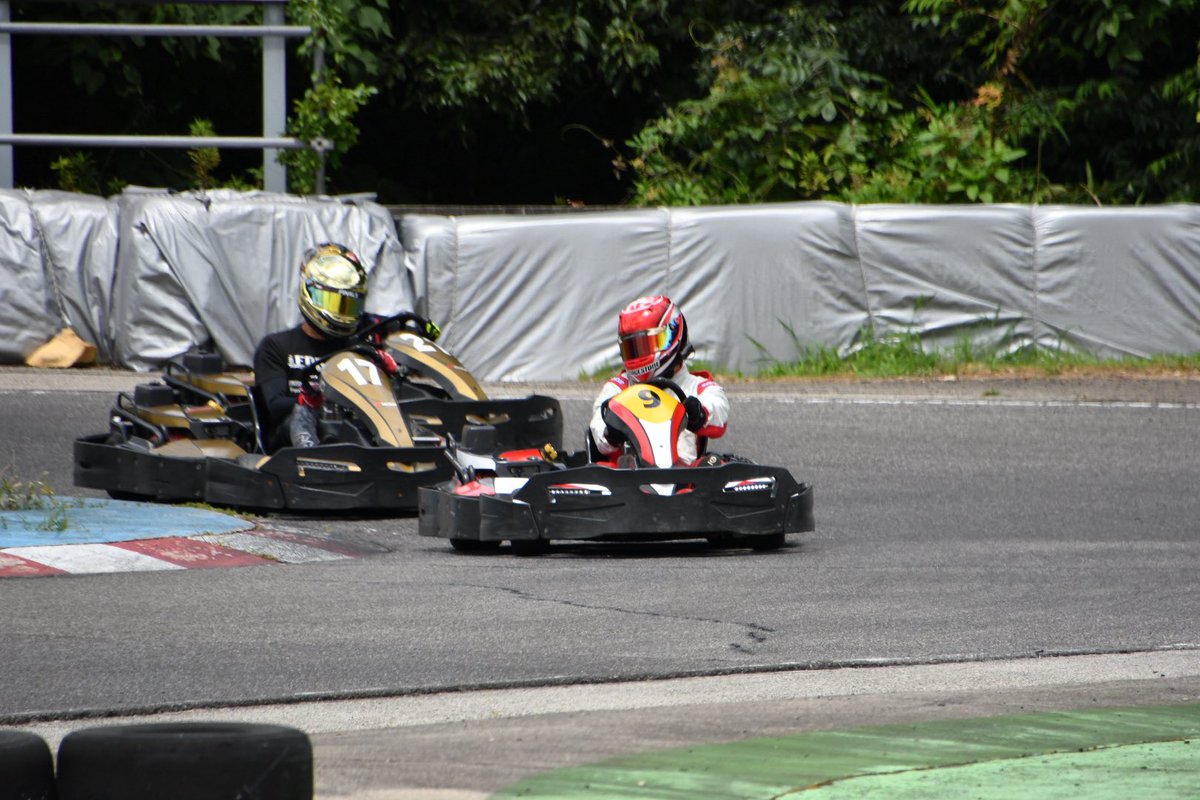 FDRC_GT's tweet photo. 昼休みには、強欲なメンバーにてレンタルカートにも乗車しました。

全員一斉に走りたかったのですが、コース側の意向で2グループに分かれて乗車し、こちらでもバトルを楽しみました。 https://t.co/klgnGUM6Bt