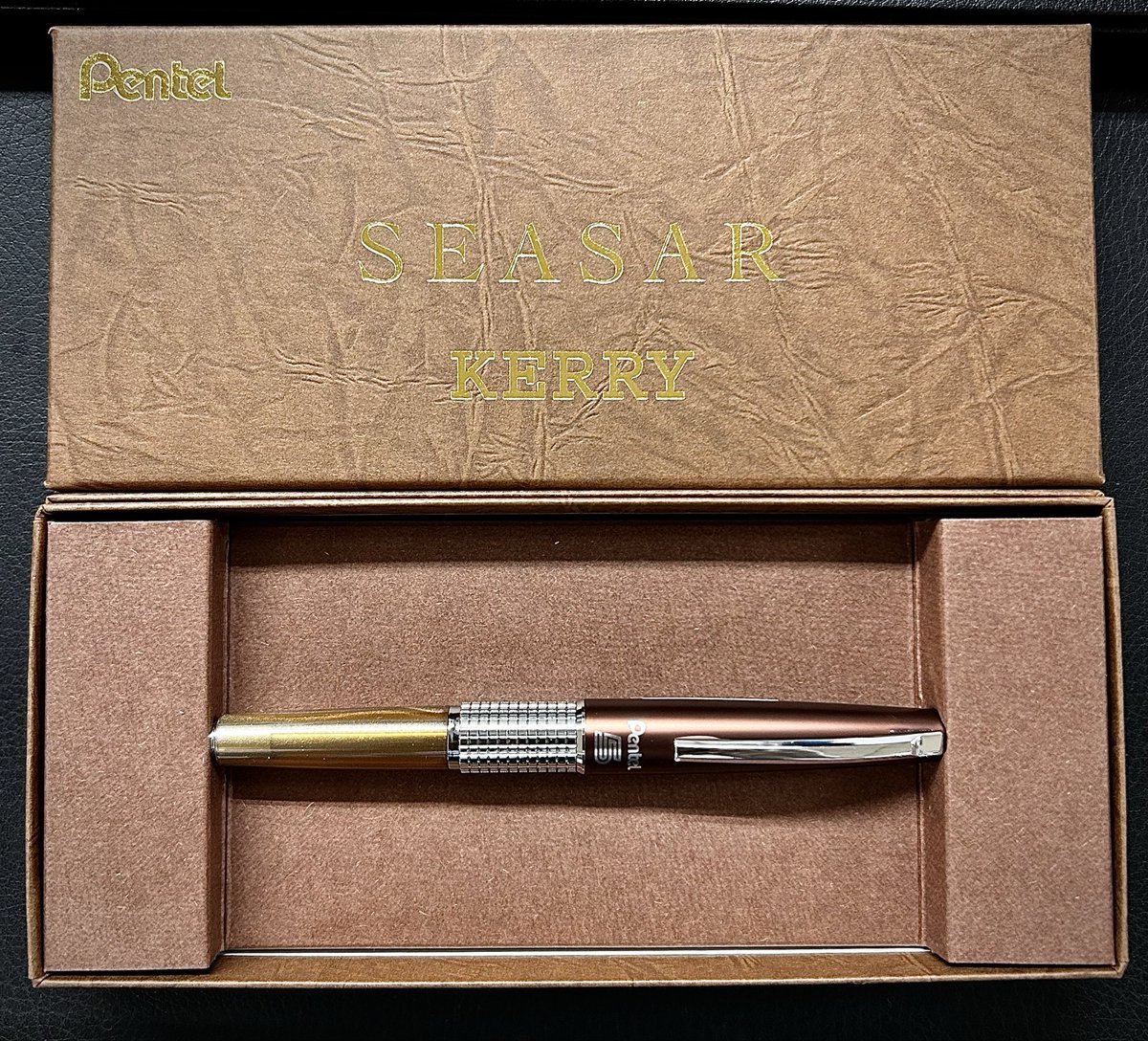 KIno_Hiroshima's tweet photo. ✏️文具コーナーより✏️
「KERRY Seaser Brown」入荷しました!
Seaserさん監修の限定色の深く落ち着いたブラウンに艶消しキャップ×半透明軸が素敵です✨ぜひ!
(お一人1本、取り置き、代引発送不可となっております)
#seaser さん #kinokuniya #広島
#ぺんてる #KERRY #限定 #文具
#書店 #紀伊國屋 https://t.co/Hng8uGezvK