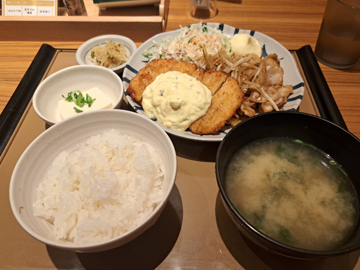 monaka1024's tweet photo. やよい軒がそばにあると聞いて、思わず来てしまった！
久しぶりすぎるーー
ご飯おかわり無料で、だし茶漬けにもできるの？
なんなの素敵すぎる✨ https://t.co/AjYLorCaBm