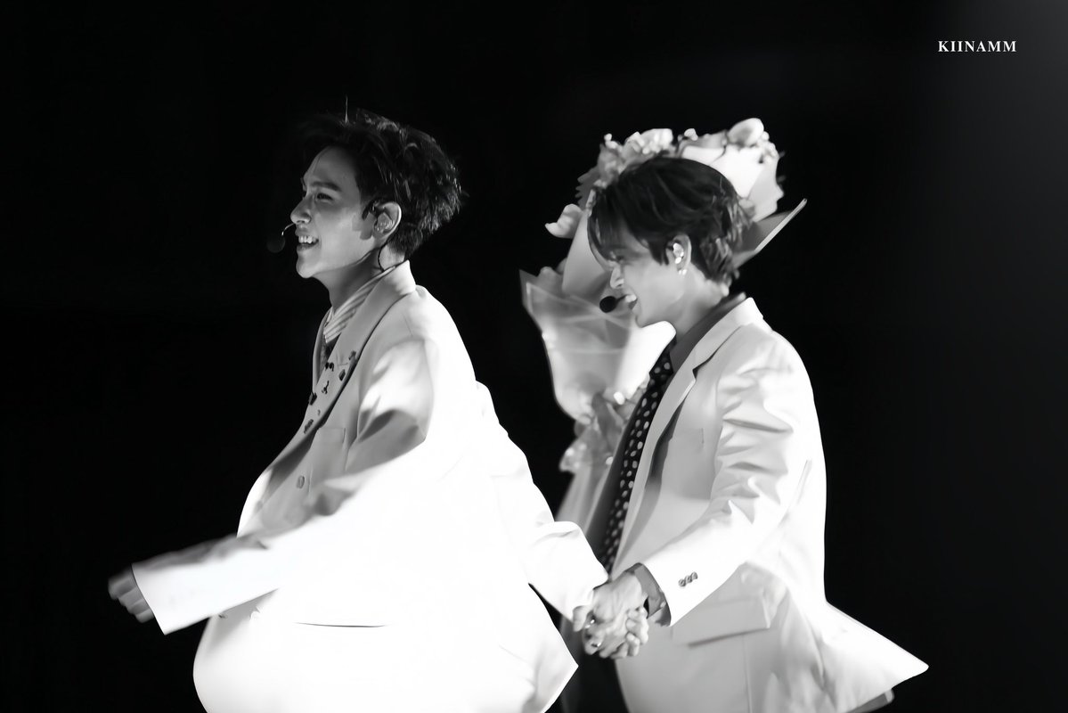 kiinamacc's tweet photo. “ ผมขอโทษ ที่ผมเข้าไปชีวิตคุณช้าไป แต่ไม่เป็นไร วันนี้ผมมีคุณ คุณก็มีผมแล้ว ผมจะไม่ปล่อยมือคุณ ”

JUNIORMARK ALONG SUNNYMOON
#JuniorMarkConcertD2 
#JuniorMark #junniorrs #markjrtn https://t.co/WjZ6jWTz3P