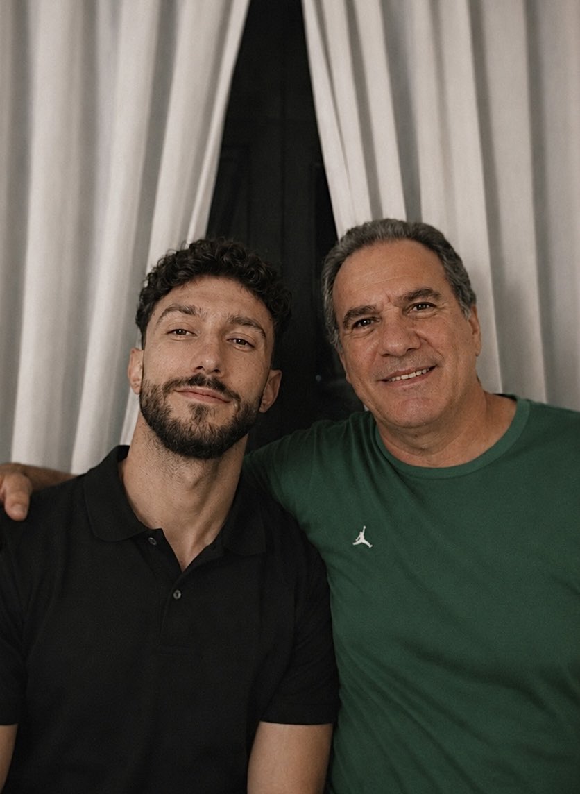 KnicksManBR's tweet photo. Conquistei tanta coisa q o Pedrinho de 11 anos jamais pensaria conseguir, e trocaria tudo isso por um abraço seu… mas a vida não para, a luta continua

Feliz dia dos pais bruxão, te amo!

Agora tenho mais barba q vc kkkk 💔 https://t.co/fWoaqEdZyg