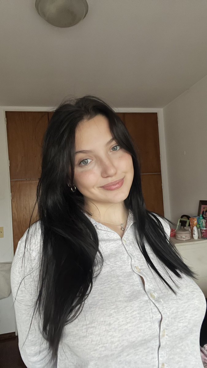 millieirl221's tweet photo. i look way too polite for what this photo is doing https://t.co/GXfBVoJ7Vf