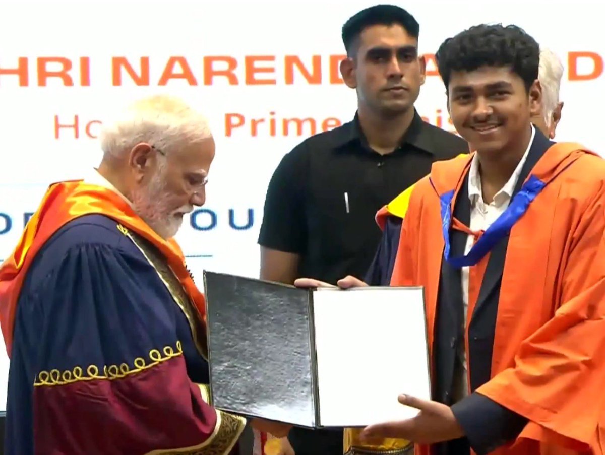 Oyemisty's tweet photo. Today Mr. Modi's education is complete, saw the original degree ! https://t.co/l7eUMLTBec