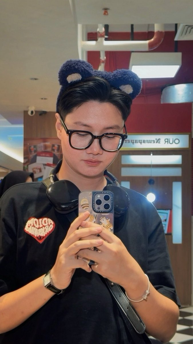 thurs_sunshine's tweet photo. photobooth ala-ala jadi kucing duluu🤪😸 https://t.co/eMOmSRfcIL