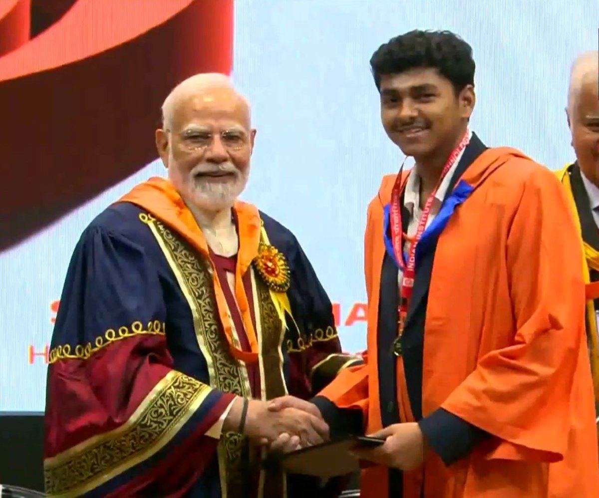 Oyemisty's tweet photo. Today Mr. Modi's education is complete, saw the original degree ! https://t.co/l7eUMLTBec