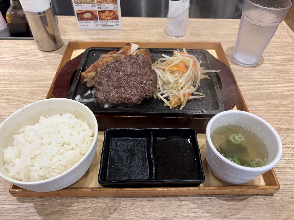 hiroshihighhigh's tweet photo. 今日のランチはザビフテキさんでスマチキコンボ定食❗️超うま‼️
食後は卓球三昧池袋店で個人レッスン‼️
#ザビフテキ　#卓球三昧池袋店 https://t.co/XTPKZQJStF