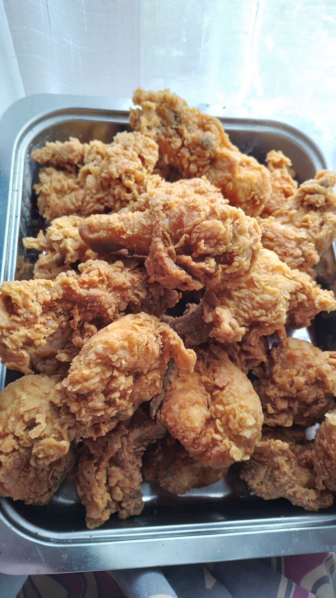 urflowerz's tweet photo. Kalau disuruh pilih, kalian lebih suka ayam crispy atau ayam geprek? https://t.co/8a5mUmy8o5