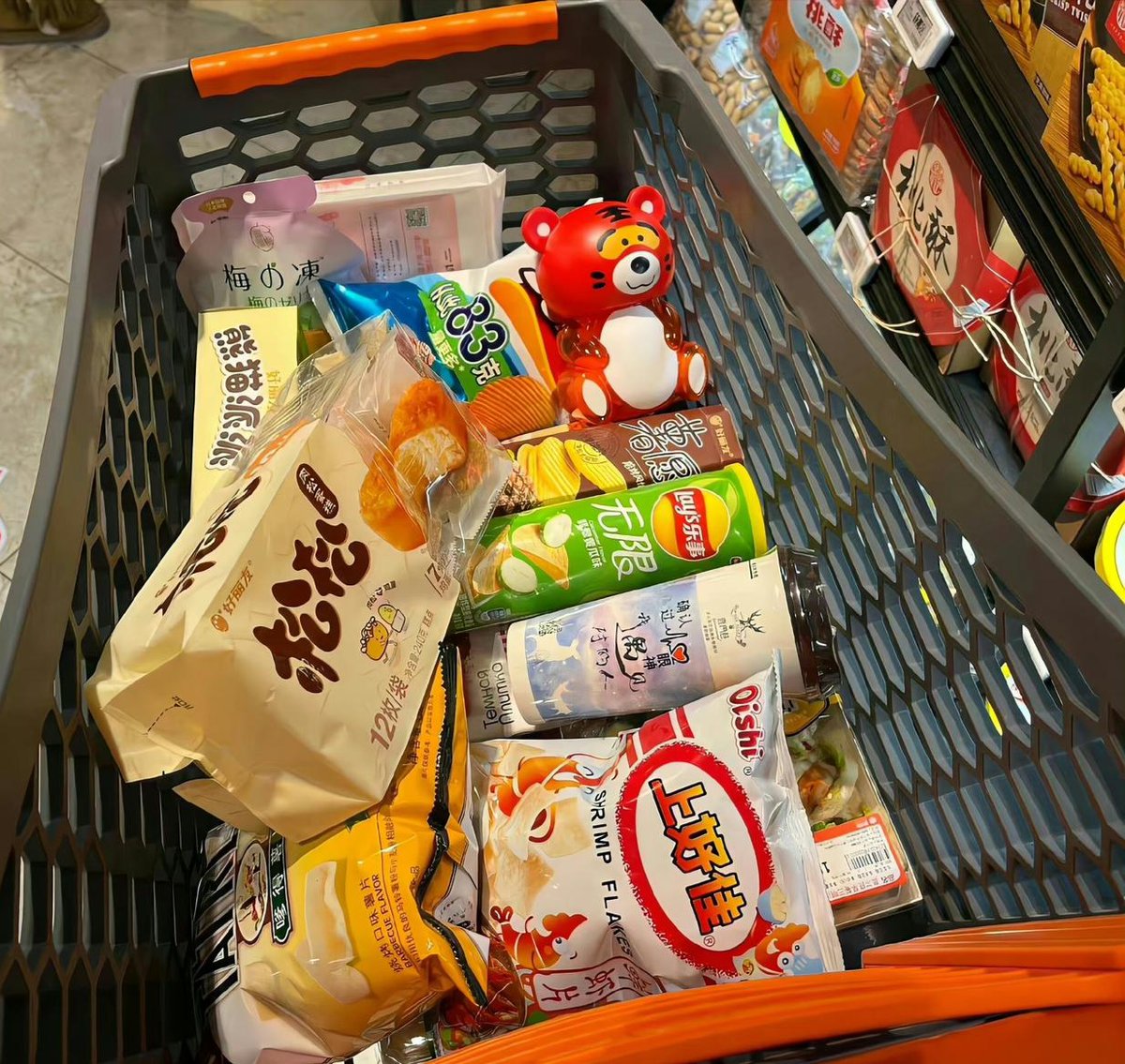 fabianalil's tweet photo. Stranger held the door for me with my hands full of grocery bags, then even helped carry a few steps to the elevator. Small kindness that made my whole day, random acts of goodness hit different.， https://t.co/N2rjkwa9g0