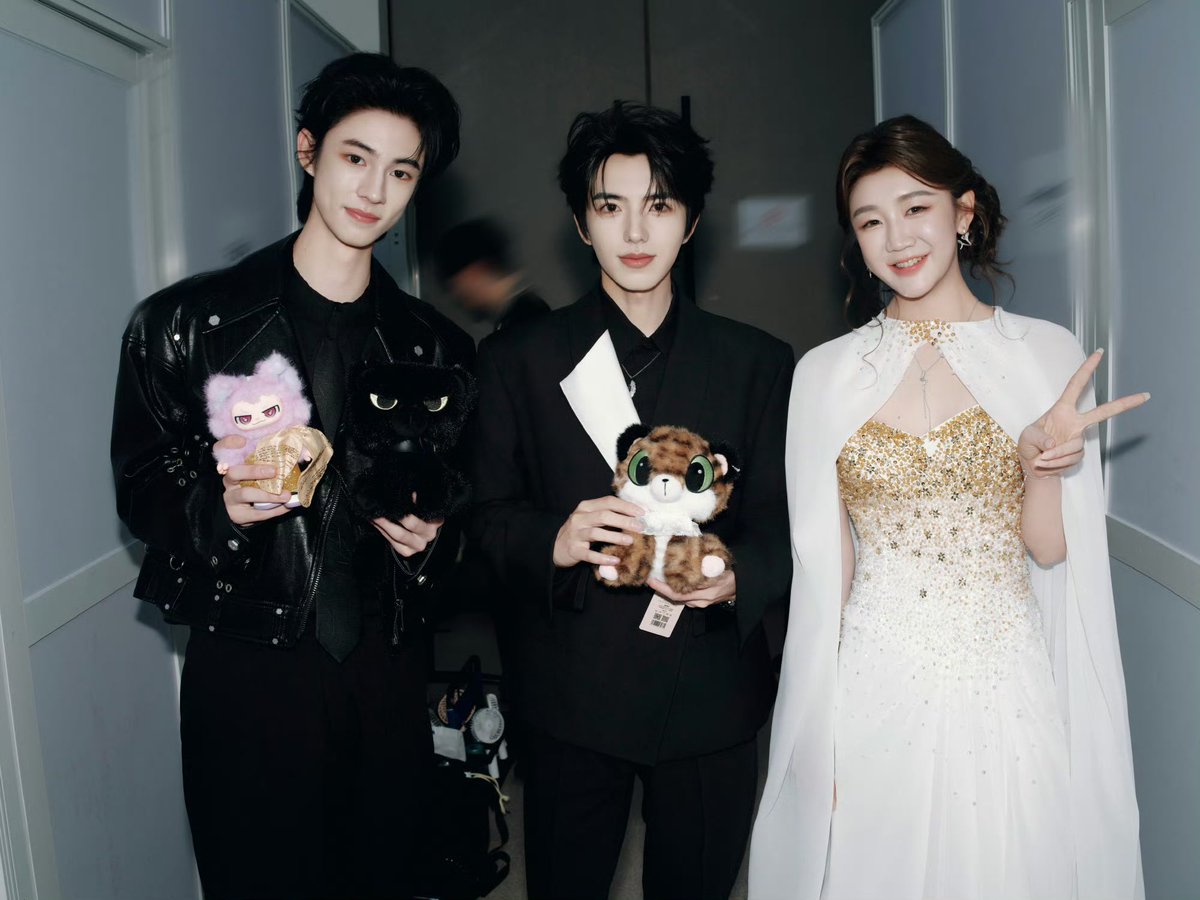 tianyuanfiles's tweet photo. 260809 完全入戏 weibo update

tianyuan backstage with friends+++

#ollie #shuyuan #tianyuan
#weibogala2026xtianyuan https://t.co/ztcPZ3XQps