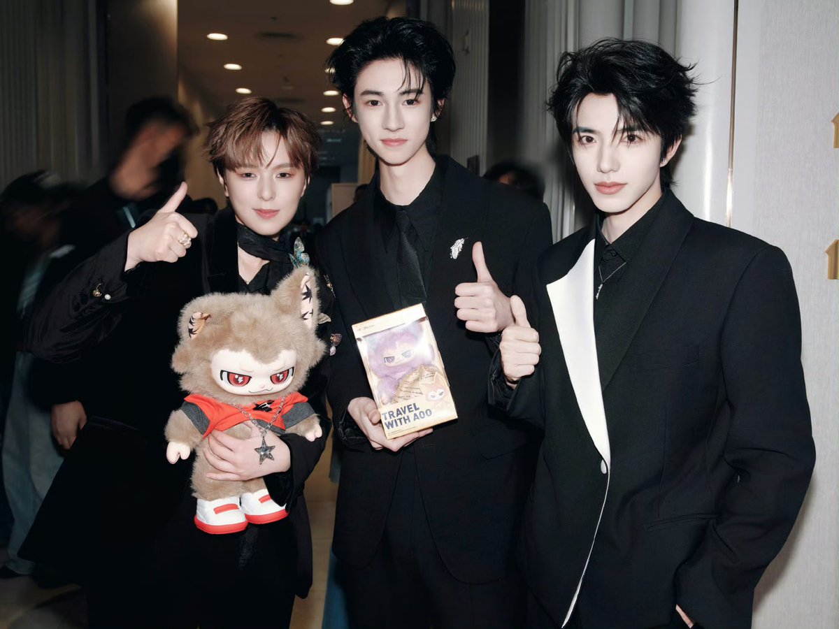 tianyuanfiles's tweet photo. 260809 完全入戏 weibo update

tianyuan backstage with friends+++

#ollie #shuyuan #tianyuan
#weibogala2026xtianyuan https://t.co/ztcPZ3XQps