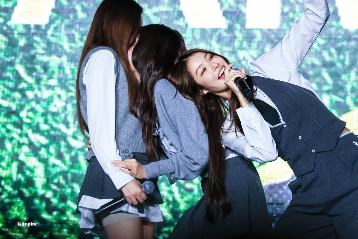 ddeulgiseyo's tweet photo. this photo is just so funny I'M CRINEEEEHEHFHJDFJJD 😭😭😭😭😭 https://t.co/yZ1tFZA6F8