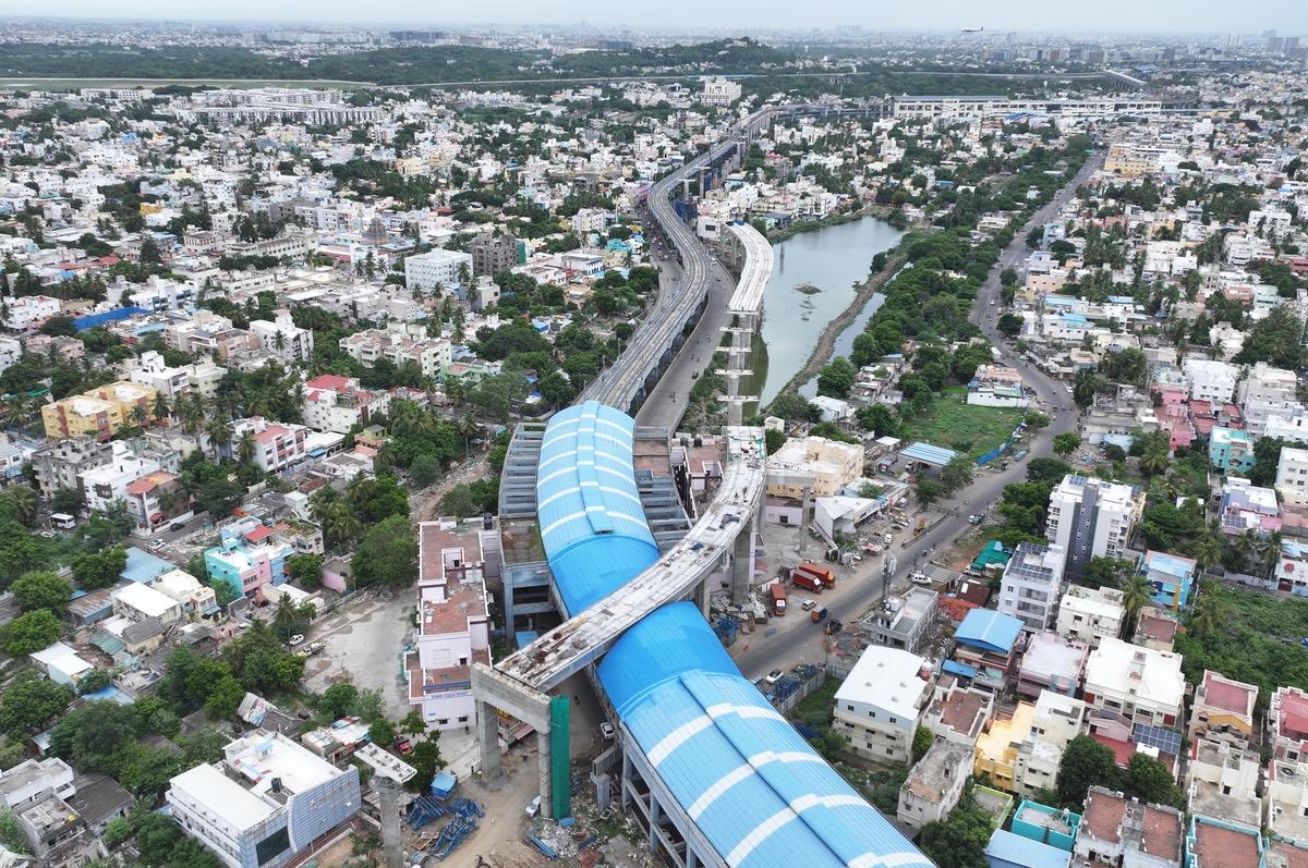 UpdatesChennai's tweet photo. Stunning...🤯😍
Chennai Metro Rail’s phase 2 corridor now cuts through roof of MRTS station at Adambakkam...
📸 : @bkjothi/@THChennai https://t.co/GP8ABz4DZf