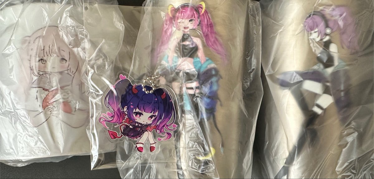 Towa_09_14's tweet photo. 推しからのリアルグッズ届いたー！
開けてみたら凄い量でびっくりw
いつもありがとうございます
ずっと大切にしますね

大好きだー

#らぴすらるり https://t.co/JnM2HXlMOE