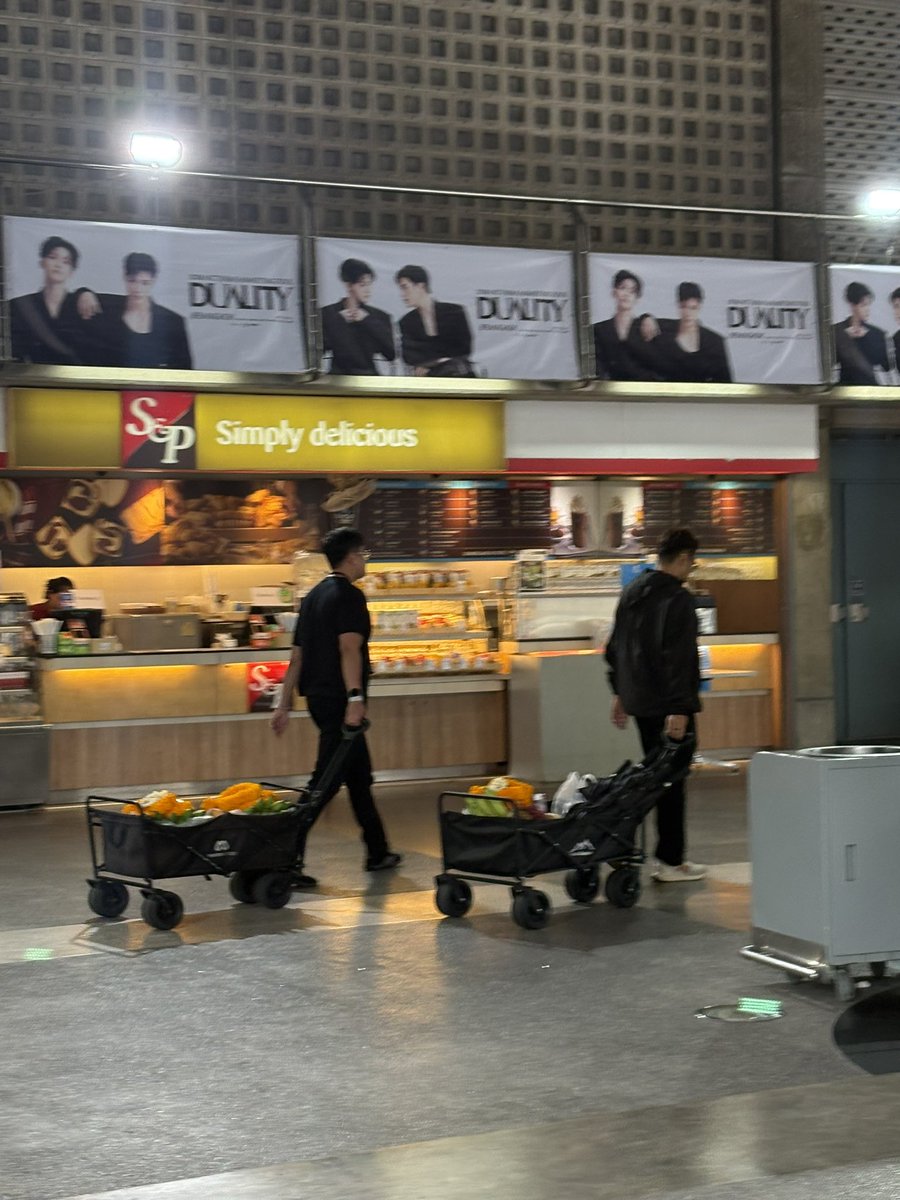 inrelation_'s tweet photo. โอ๊ะ สตาฟกำลังจะไปเจรจากับท่านทูตด้านบนสวรรค์นะคะ เพราะเมื่อวานฝนตกหนัก วันนี้ก็ปรอยๆแล้ว หวังว่าจะไม่ตกอีกนะ  🩵🩷

#NCTJNJM_FANMEETING_TOUR_BANGKOK 
#NCTJNJM_FANMEETING_TOUR_BKK https://t.co/3Txrg1GDY8