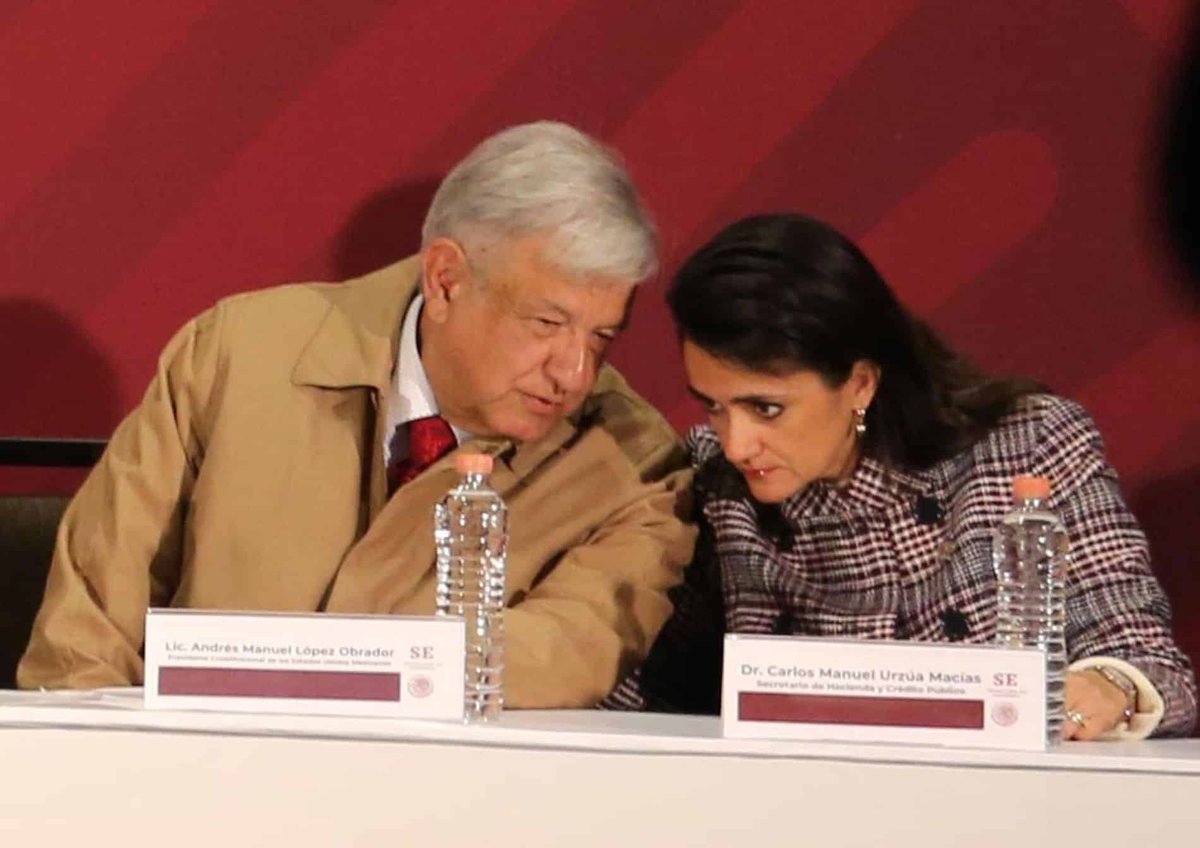 JJDiazMachuca's tweet photo. ¡Hala, @arturoavila_mx, el “#CeroVotos” y vocero del #NarcoPartido @PartidoMorenaMx ¿Ya viste el mejor ejemplo de lo que es la demagogia de ahora y qué intereses protege? Te inventas un escándalo donde no hay delito ni siquiera irregularidad.

La exministra @MargRiosFarjat se integró como socia a @Holland_Knight. Eso es legal. El artículo 101 de la Constitución solo prohíbe a los ministros en retiro, durante dos años, actuar como abogados, patronos o representantes ante órganos del Poder Judicial de la Federación. Nada más. No existe impedimento alguno para trabajar en un despacho privado, asesorar, enseñar o vivir de su conocimiento. 

El “candado” de 10 años de la Ley de Austeridad fue declarado inconstitucional por la propia @SCJN en 2022.

Y sobre la pensión que tanto te indigna: ella misma la rechazó por escrito en octubre de 2024. “Por dignidad y libertad personal” decidió no aceptar el haber de retiro y habló de devolverlo o donarlo a niños vulnerables. 

Tú preguntas “¿renunciará a su pensión?” como si no lo hubiera hecho ya. Eso se llama mentir por omisión o, más directo, tergiversar.

Decir que “la firma ha litigado contra México en la ley de la industria eléctrica” y por eso ella “protege intereses” es una falacia de asociación barata. La firma tiene práctica de energía (como casi cualquier bufete grande). Ella no está litigando contra el Estado; ni siquiera puede hacerlo ante el PJF todavía. 

Pero a ti te sirve pintar a la exministra que nominó tu propio patrón como “traidora” ahora que ya no le sirve al relato.

Qué conveniente. Mientras tú cobras como diputado y vocero, ella se fue sin pensión y ejerce la profesión que la ley le permite. La ética no es lo que tú digas en un tuit; es lo que dice la Constitución. Y esa, por ahora, todavía no la reescribieron a tu gusto.

@Mauricio_35m