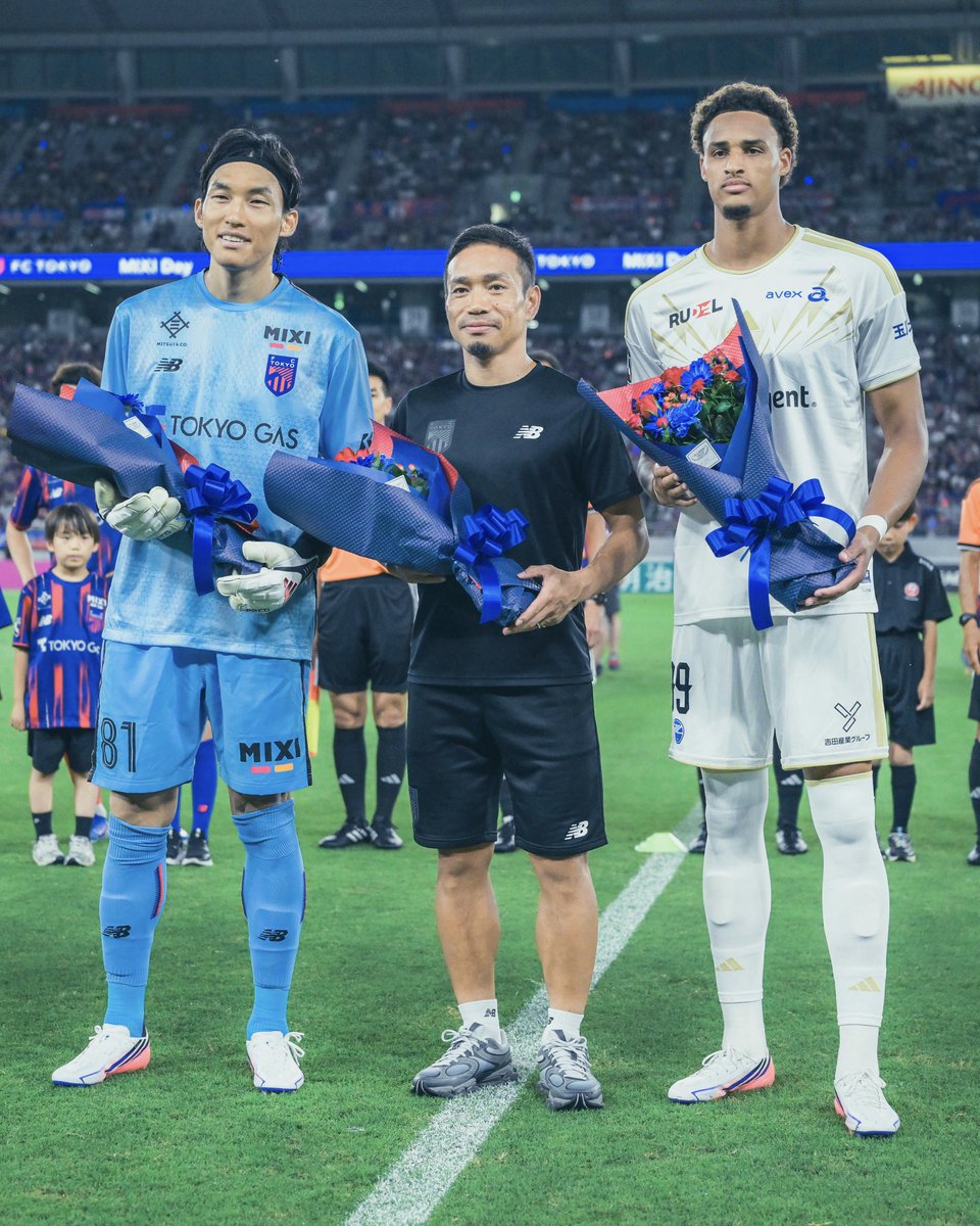 FcMachidaZelvia's tweet photo. 『FIFAワールドカップ2026™』にオーストラリア代表として出場した #テテイェンギ 選手へ、花束が贈呈されました💐🇦🇺

#長友佑都 選手、 #キムスンギュ 選手、テテイェンギ 選手、たくさんの感動をありがとうございました✨

そして、素敵な機会を設けていただいた #FC東京 の皆さま、ありがとうございました🤝

@fctokyoofficial 
#FC町田ゼルビア #zelvia