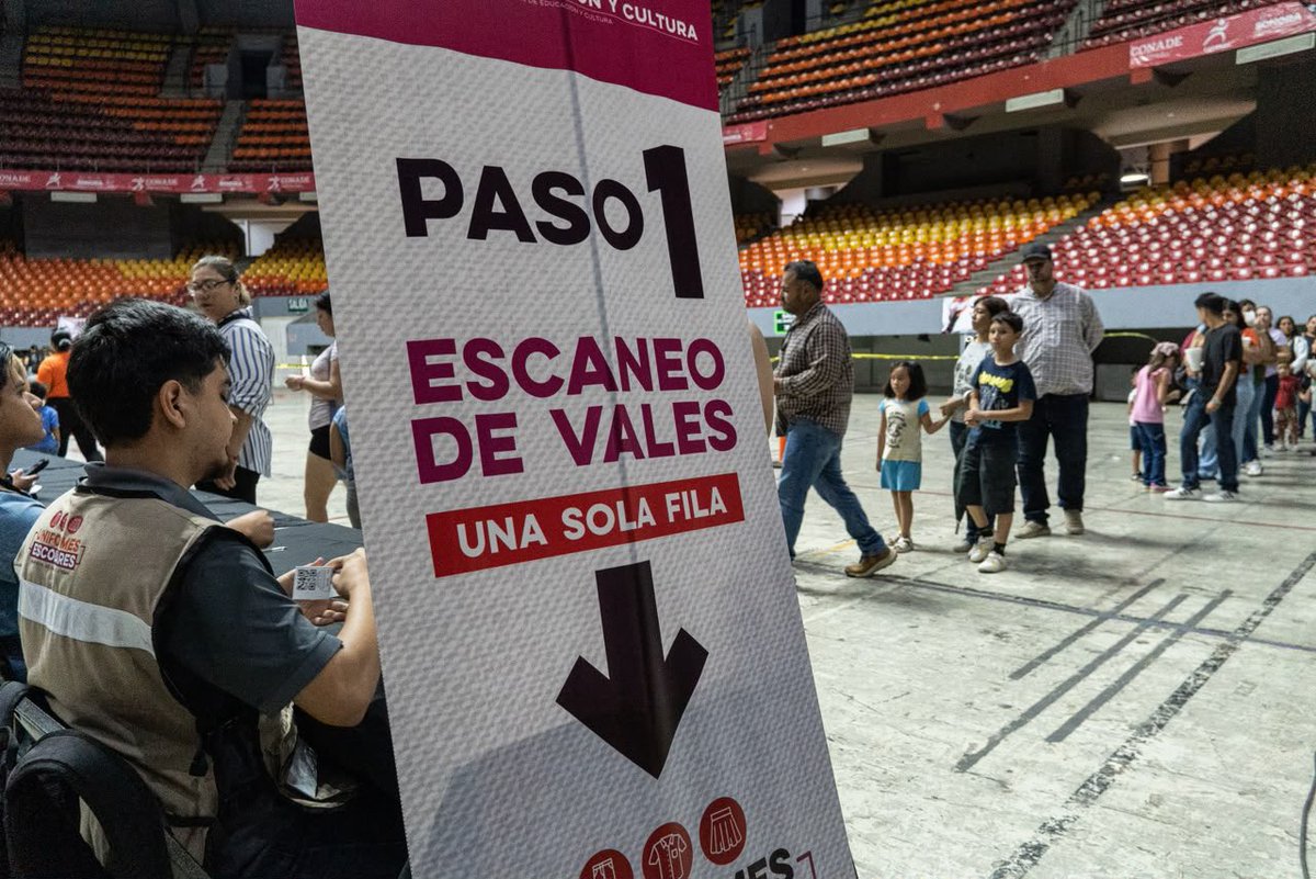 SECSonora's tweet photo. Con orden y agilidad entrega @gobiernosonora uniformes escolares gratuitos en Hermosillo. 👚✨👖

Lee el boletín completo en: https://t.co/gb8Nwr2GT4 https://t.co/ZHw5cqRaKA