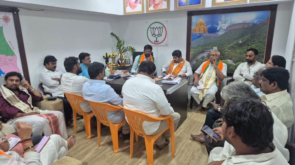 BjpSureshreddy's tweet photo. తిరుపతి కార్పొరేషన్ ఎన్నికల సన్నద్ధత కోసం బీజేపీ జిల్లా అధ్యక్షులు సామంచి శ్రీనివాస్ అధ్యక్షతన జరిగిన సమావేశంలో రాష్ట్ర ఎన్నికల కన్వీనర్ నాగోతు రమేష్ నాయుడు, జోనల్ పరిశీలకులు  జయప్రకాష్ నారాయణ, ఆర్టీసీ రీజనల్ చైర్మన్ సురేష్ రెడ్డి గారు పాల్గొన్నారు. @BJP4Andhra https://t.co/e7TWVvx2rm