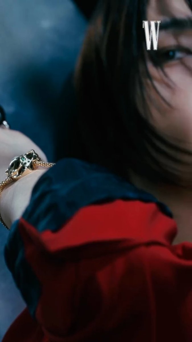 ung___g's tweet photo. #HYUNJINxCARTIER https://t.co/PnJJRzybNA
