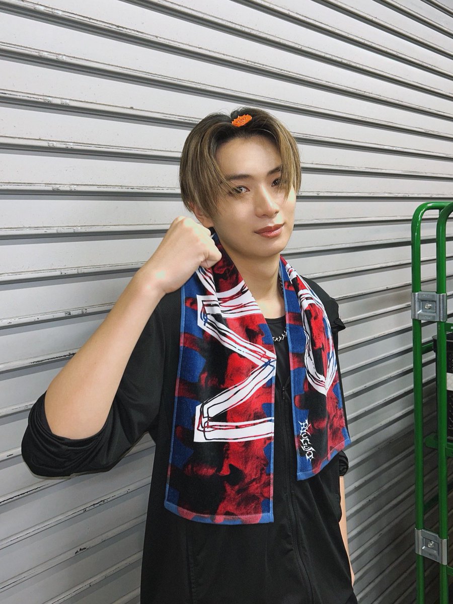 RYUGUJOofficial's tweet photo. ◤『龍宮城 LIVE TOUR 2026 -MOTTO-』
OFFICIAL GOODS

◼︎MOTTO Muffler Towel
◼︎MOTTO Pin Badge
使用例：侑暉

#龍宮城
#MOTTO https://t.co/Q2KhoxqXsQ