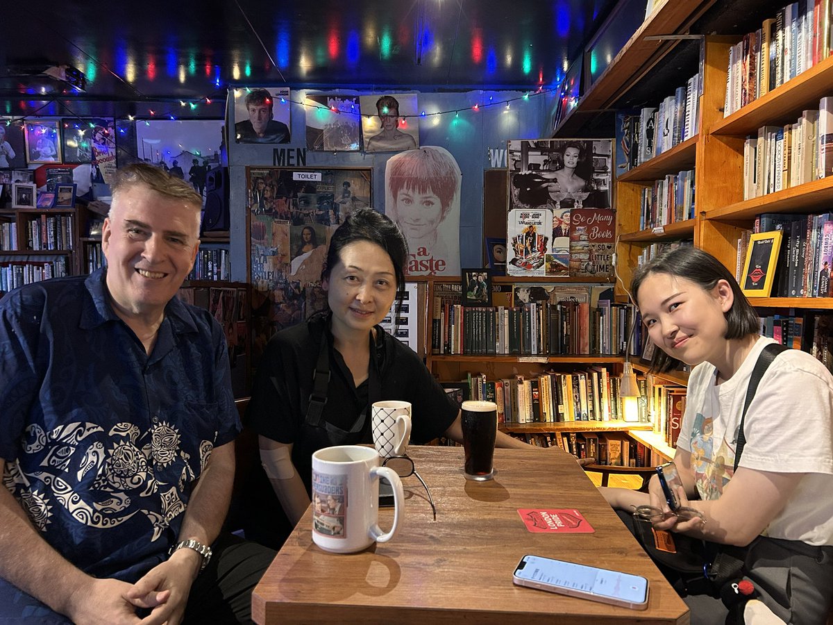 actionpaint_'s tweet photo. メッポです。昨日は製作チーム3人で打ち合わせをしつつ、下北沢GOOD HEAVENSへ！店主のポールさんとひさこさんに取材させていただきました。我らがYUさんの大活躍により、イギリス英語でのペラペラ対談が実現！流石過ぎた。
印刷の準備も進めてますが、少し遅れるかも…必ず出るからそこで待ってろよ https://t.co/eNbBFt7Iwm