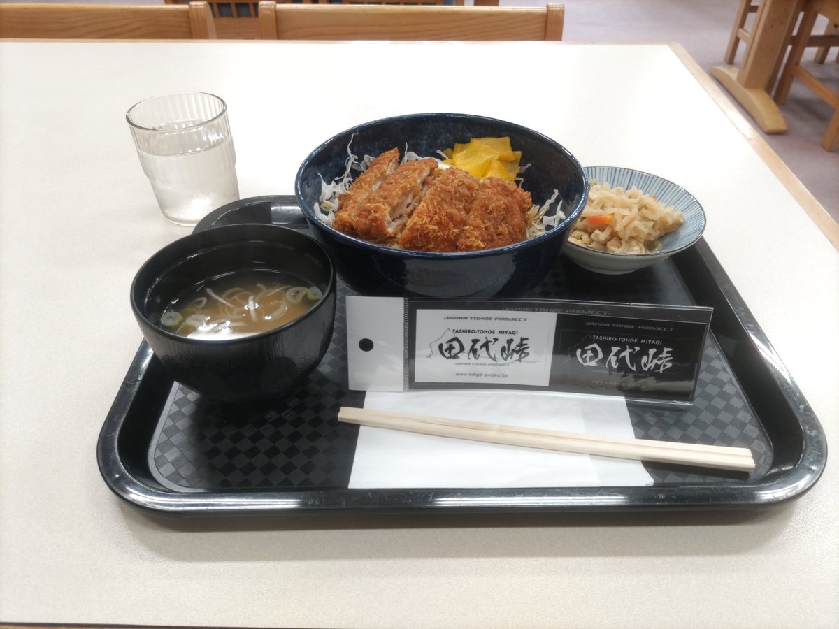 withgrom's tweet photo. @noutennkioyaji それが..。
いま、田代峠の販売店で昼食休憩なんだけど、外から雷鳴が聞こえています。
鍋越峠は大雨中かも知れません。
此処は降っていないから、いまの内に合羽を着込んで峠に挑もうと思います。 https://t.co/aTGxq8RODD