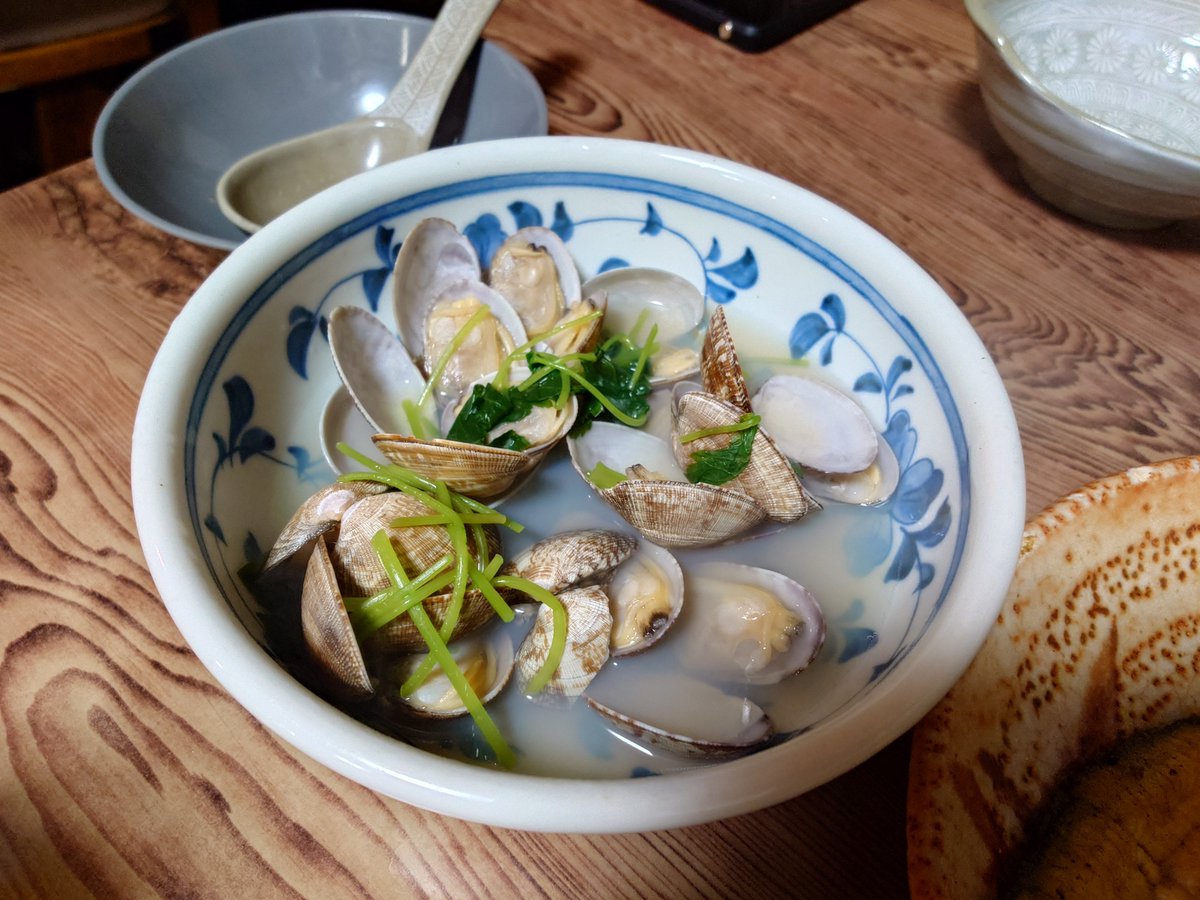 jammworld's tweet photo. 夏バテ防止に鰻を食べよう

亀戸 直辰＠鰻の白焼き

ふっくらと柔らかな鰻にたっぷりと山葵を塗って鰻タレで食す。美味い！余分な脂が落ちているので酒の肴に最適だ。いなだ刺身、浅蜊の酒蒸し、畳鰯をつまんで。昭和感ある店内が妙に落ち着くんだよね。 https://t.co/KEfeRPxQyR