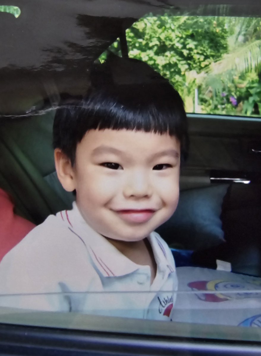Amp_Chavalee's tweet photo. Nong Thee turns 21 years old today. Time flies too fast. I closed my eyes for a moment and suddenly a mature man stood where a little used to be. I may not carry you now in my arms, but I will always carry you in my heart. Thanks for teaching me how to love unconditionally. Happy Birthday na Nong Thee ❤️ @tthi_eks

เมื่อวานมีแฟนคลับบอกว่าอยากเห็นรูปน้องธีร์ตอนเด็กจากคุณแม่ แม่เลยเลือกรูปที่ป๊ากับแม่ชอบสุดสมัยเด็กชายตัดหน้าม้าฝรั่งเศลเบี้ยวเล็กน้อยแบบเกร๋เกร๋โดยคุณยาย