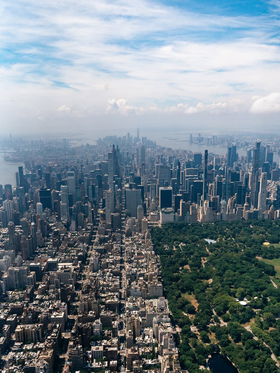PrettyCitiesX's tweet photo. Aerial view of Central Park, New York 🇺🇸 https://t.co/AEedVcKCs2