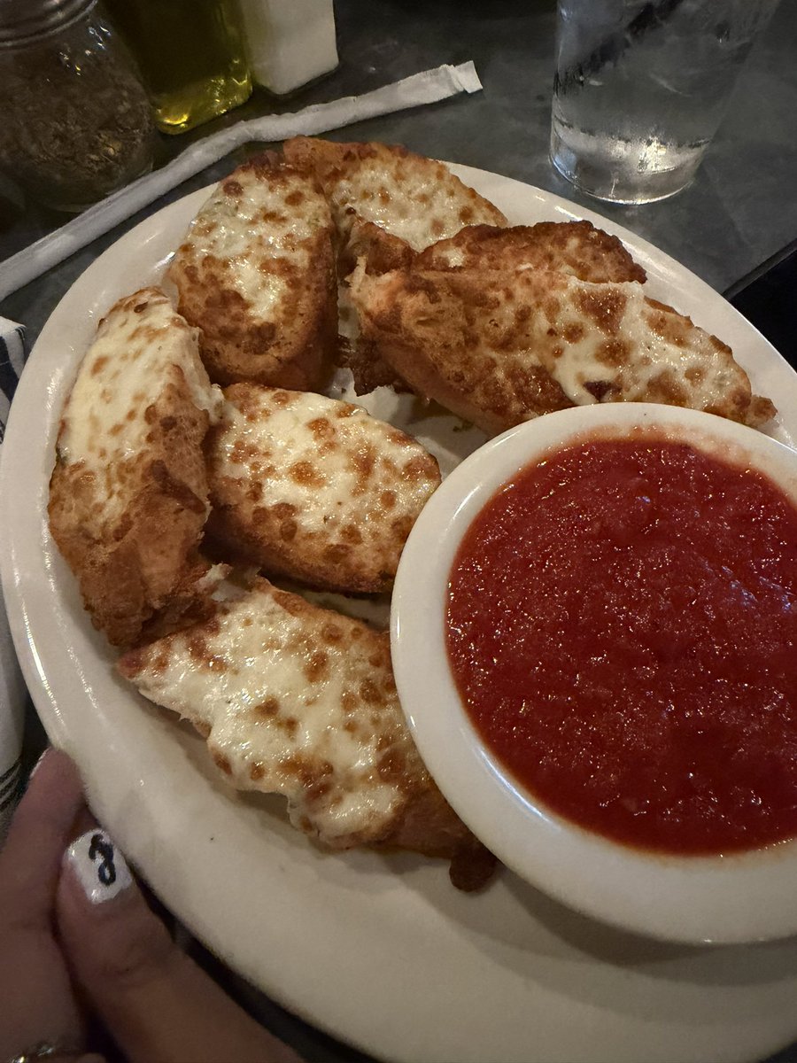volatilevacuity's tweet photo. day 8     ┄     Not counting this 
．today we celebrated my birthday early it was nice but I felt a little guilty so im not gonna put cals here. Pasta and garlic bread 😢
．5k steps https://t.co/sv7UUuqR4T