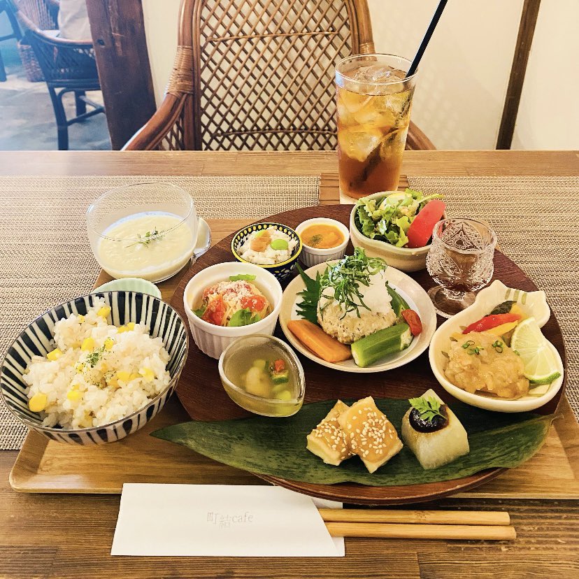 shiriko1971's tweet photo. 本日のお昼休憩は、僕の店から二軒隣にある『町結cafe』さんでランチ。夏野菜をいっぱい使って作られた贅沢感ハンパない素敵なお料理。彩りも美しいのよ。ひとり暮らしの僕には無縁の菜食の数々を、この町結cafeさんでは味わえます。季節に合わせたメニューも魅力的。町結cafeさんのお優しいスタッフの皆さん、いつもご親切に接してくださり、ありがとうございます。

#町結cafe