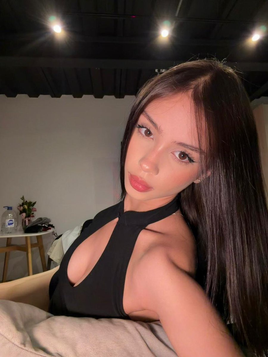 lilabloom_11's tweet photo. @ChudDaddy ✨ just imagine what we could do in that top... 🥺 https://t.co/DVsAkFmfKn