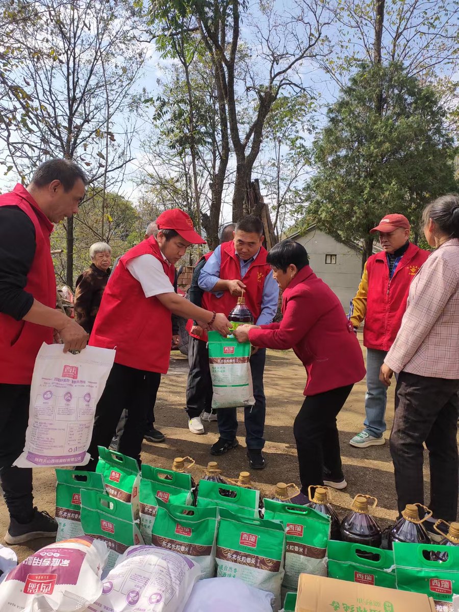 smith66689993's tweet photo. [Spent my weekend handing out warm meals and chatting with elderly neighbors at the community senior center. Small acts of kindness make big differences ] https://t.co/VMfIFiePA6