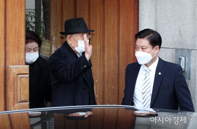 Miothgoat's tweet photo. @yanagius1979 한일 병합시기에는 여권같은건 필요없었는데 아쉽게 됐군.
 사실 각하 기념관은 공원안에 있어서 할거 없다. Tankboy 연희동 집근처에 맛집 많고, 숙소많은 홍대 근처여서 가볼만하다. https://t.co/XwQt0oyMaF