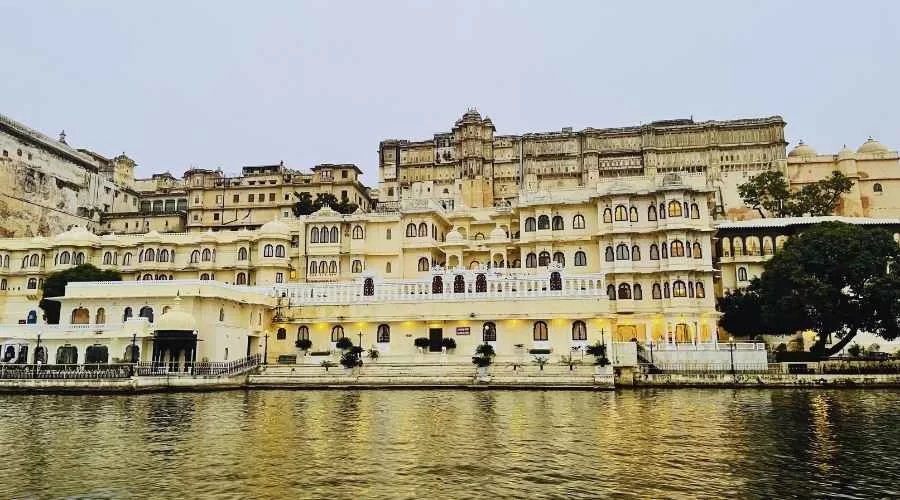InfraholicR's tweet photo. Lake and Palaces a combination you will find only in Rajasthan. https://t.co/rYo3YE5OJI